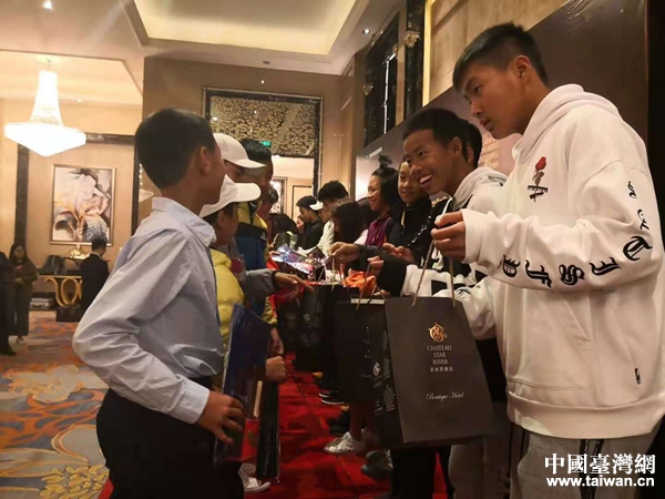 海峡两岸青少年网球交流训练营在广州星河湾开营 海峡两岸青少年网球交流训练营在广州星河湾开营