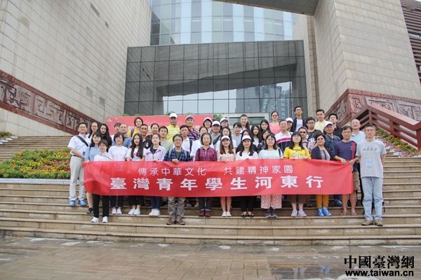 两岸青年学生山西运城雨中拜关公 两岸青年学生山西运城雨中拜关公