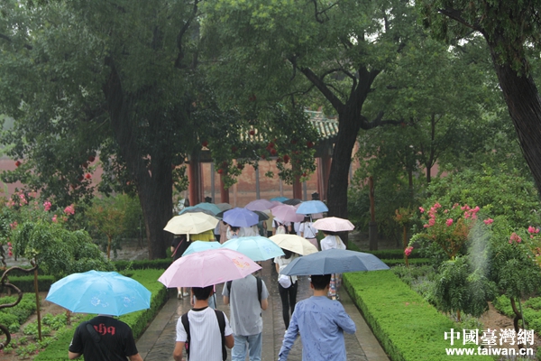 两岸青年学生山西运城雨中拜关公 两岸青年学生山西运城雨中拜关公