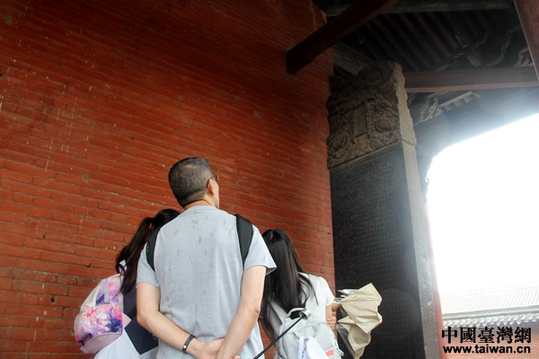 两岸青年学生山西运城雨中拜关公 两岸青年学生山西运城雨中拜关公