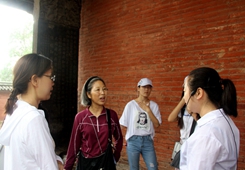 两岸青年学生山西运城雨中拜关公