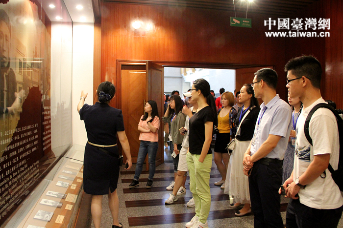 讲解员向媒体朋友们介绍张裕集团情况 讲解员向媒体朋友们介绍张裕集团情况