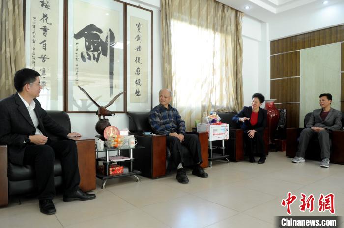 1月21日下午,漳州市台港澳办联合漳州移动走进台企精益珍食品开启为留漳过年台胞送温暖移动大礼包活动。 张金川 摄