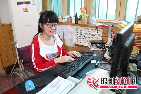 王颖在网上与客户沟通 王颖在网上与客户沟通