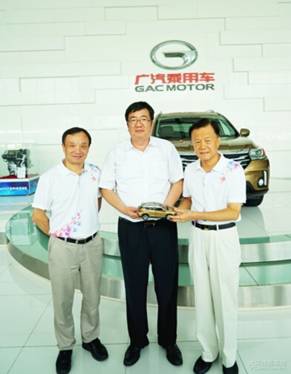 从右至左分别为世茂集团董事局许荣茂主席、广汽乘用车