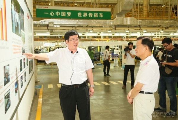 吴松总经理向许荣茂主席及团员代表介绍传祺发展历程