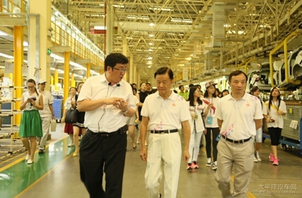 吴松总经理向许荣茂主席及团员代表详细讲解广汽生产方