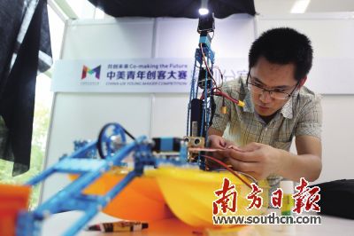 中美青年创客大赛的无人船作品,它是致力于打造一个水上智能平台,实现“清洁,轻便,轻松”三个目标。