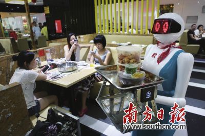 深圳龙华一家火锅店内,一台机器人在餐厅内来回送餐。