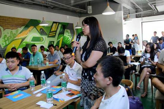 活动参与者与在场嘉宾进行交流讨论