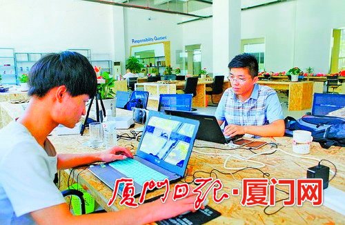 创业青年在两岸青创基地办公室忙碌着。