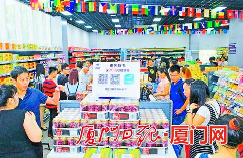 厦门腾邦保税跨境商品展示交易中心吸引了许多市民前来选购跨境商品。