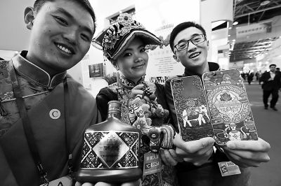 10月19日,在中关村展示中心,来自四川的少数民族创业者代表现场展示自己设计制作的文化创意产品。