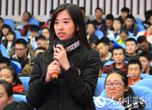 现场的同学就创业相关的问题向3位青年创业典型提问。蒋明睿 摄