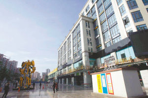 从成都城区一路往西,来到郫县德源镇,一座“小镇”映入眼帘,它就是菁蓉镇,一个造梦的地方。