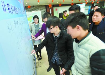 2��21�գ���ɳ����´��������·����ѧ����ҵ�ߴ����ڴ��´�ҵ������������ǩ�������죬������չ�����ǵĽ��ա�Ԫ�����ߡ����桮˫������ͼ������һ�������ڡ��������������ѧ����ҵ�ߴ�������ѧ�Ƽ�԰�����˺͸�У��ҵ�츺���˻��һ���ٿ�������ɳ������̸�ᡣ