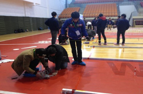 第四届上海市大学生工程训练大赛决赛现场,集训队赛前调试。