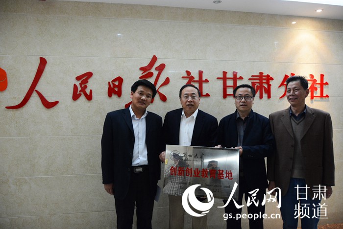 4��11�����磬���ݴ�ѧ���´�ҵ���������������ձ�����������Ƴ�����ͼΪ�����ձ����������糤����������ѧԺԺ�����β�����������ܽ����������ơ������ļ� �㣩