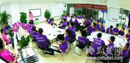 第一批入驻人才超市“创客空间”的企业象辑科技,最初只是为气象服务而生。去年6月29日,象辑科技力胜海内外272个创业项目,成功斩获第二届华创杯创业大赛冠军。在人才超市大力支持下,该公司迅猛发展,业务甚至已拓展至能源、建筑、餐饮等领域。