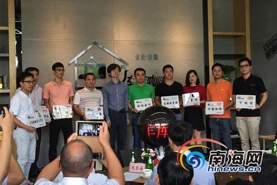 车库咖啡董事长安盟与入孵企业代表合影。南海网记者