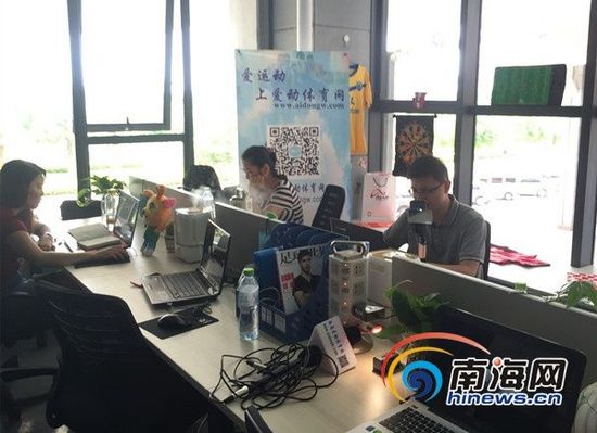 海口车库咖啡入孵企业工作人员办公情况。南海网记者