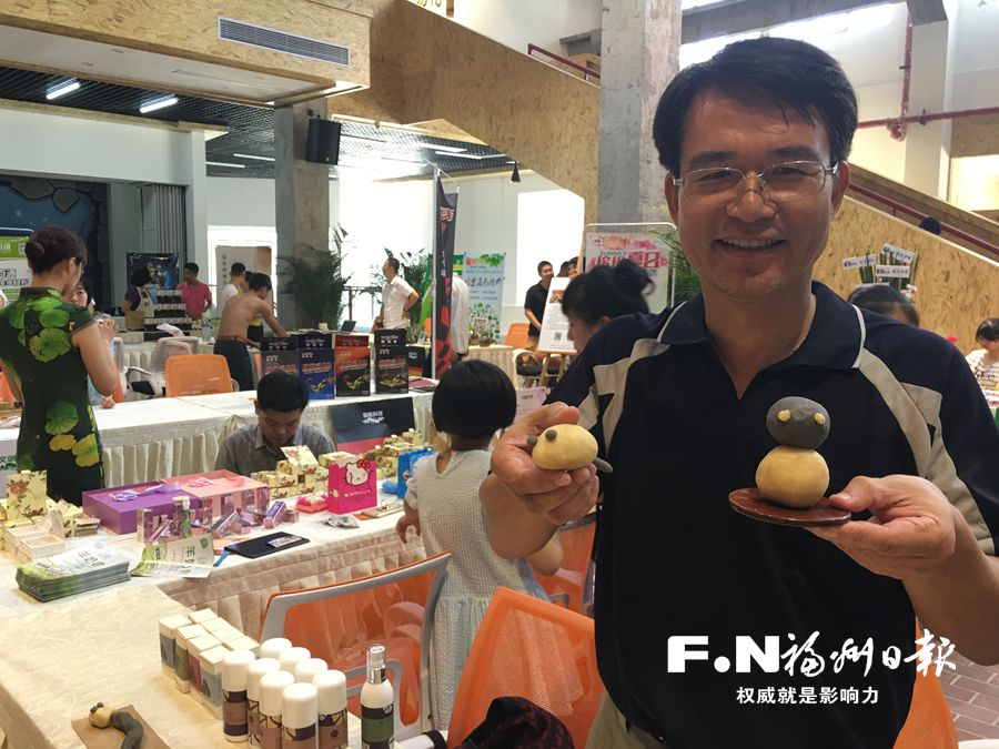 肥皂可当橡皮泥玩 台湾博士发明软性肥皂亮相福州