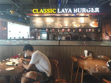 台湾连锁品牌拉亚汉堡经典餐厅佛山店内景。(佛山日报记者李晓燕摄)