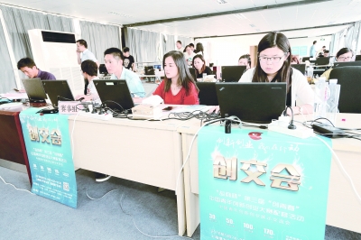 正在全力筹备“ 创青春 ”全国青年创新创业大赛的项目组。受访者供图