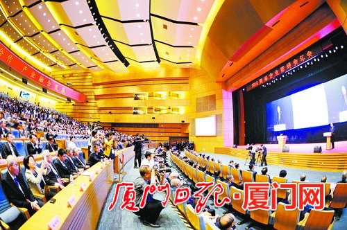 峰会年会吸引众多两岸媒体关注。(本报记者 梁伟 摄)