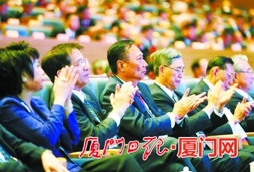 两岸企业家为精彩的演讲喝彩。 (本报记者 梁伟 黄嵘 摄)