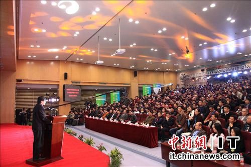 中新网12月8日电 “抓创新就是抓发展,谋创新就是谋未来”。在大众创业、万众创新的形势驱动下,对于激发亿万群众的创造活力,培育包括大学生在内的青年创新人才和创新团队,扩大就业,打造经济发展新引擎,成为了全社会的重要研究课题。