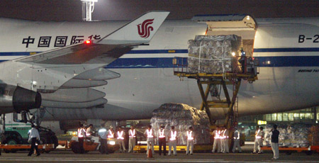 Workers unload relief materials from China's mainland after the special flight arrived at Kaohsiung, southeast China's Taiwan Province, Aug. 18, 2009. The batch of the relief aid, including 10,000 sleeping bags, 10,000 blankets and 1,000 sterilizers, would be rushed to the Typhoon Morakot seriously-stricken areas in the island.