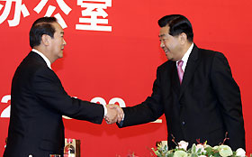 Jia Qinglin, chairman of the National Committee of the CPPCC, shakes hands with James Soong, chairman of Taiwan�s People First Party, yesterday in Shanghai.		 GAO ERQIANG