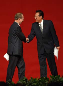 Chen Yunlin (R), director of the Taiwan Work Office of the Communist Party of China (CPC) Central Committee, shakes hands with Lin Fong-cheng, vice president of Chinese Kuomintang (KMT) "National Policy Foundation", during the closing ceremony of the Cross-Strait Agricultural Cooperation Forum in Boao of China's southernmost island province of Hainan, on Oct. 17, 2006. The Forum closed here on Tuesday.