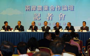 Chinese Kuomintang (KMT) Honorary Chairman Lien Chan (C) and other members of the think tank of Kuomintang give a news conference after the closing ceremony of the Cross-Strait Agricultural Cooperation Forum in Boao of China's southernmost island province of Hainan, on Oct. 17, 2006.