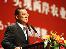 Chinese Kuomintang (KMT) Honorary Chairman Lien Chan addresses the opening ceremony of the Cross-Strait Agricultural Forum opened in Boao, China's southernmost island province of Hainan, on Oct. 17, 2006.
