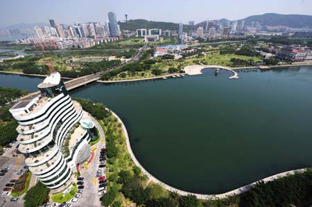 An overall view shows the Bailuzhou Park in Xiamen, southeast China's Fujian Province, May 14, 2009. The forum will run from May 15 to 22 in Xiamen, Fuzhou, Quanzhou and Putian in Fujian province. (Xinhua/Jiang Kehong)