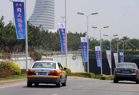 Vehicles pass by posters of the Cross-Strait Civil Forum in Xiamen, southeast China's Fujian Province, May 14, 2009. The forum will run from May 15 to 22 in Xiamen, Fuzhou, Quanzhou and Putian in Fujian province. (Xinhua/Jiang Kehong)