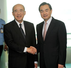 Wang Yi (R), director of the Taiwan Work Office of the Central Committee of the Communist Party of China, shakes hands with Chinese Kuomintang Chairman Wu Poh-hsiung prior to Wu's departure in Nanjing, capital of east China's Jiangsu Province, June 1, 2009. Wu Poh-hsiung finished his eight-day mainland visit and left Nanjing for Taipei in southeast China's Taiwan on Monday. (Xinhua/Han Yuqing)
