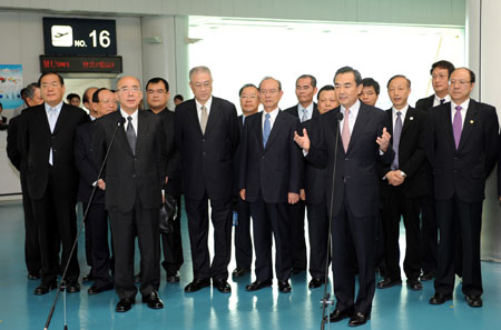 Wang Yi (R Front), director of the Taiwan Work Office of the Central Committee of the Communist Party of China, speaks prior to the departure of Chinese Kuomintang Chairman Wu Poh-hsiung (L Front) in Nanjing, capital of east China's Jiangsu Province, June 1, 2009. Wu Poh-hsiung finished his eight-day mainland visit and left Nanjing for Taipei in southeast China's Taiwan on Monday. (Xinhua/Han Yuqing)