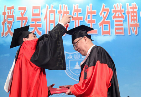 Kuomintang Chairman Wu Poh-hsiung (R) receives a certificate of honorary doctorate degree from Chen Jun, president of Nanjing University, in Nanjing, capital of east China's Jiangsu Province, May 31, 2009. (Xinhua/Xing Guangli)