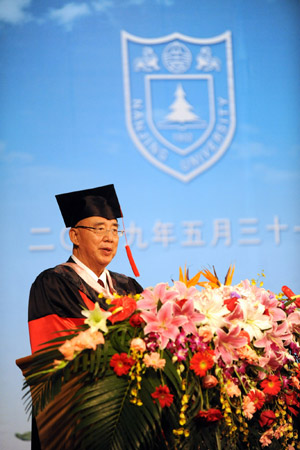 Kuomintang Chairman Wu Poh-hsiung delivers a speech after receiving a certificate of honorary doctorate degree at Nanjing University in Nanjing, capital of east China's Jiangsu Province, May 31, 2009. (Xinhua/Han Yuqing)