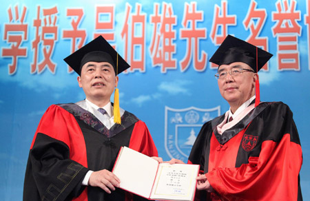 Kuomintang Chairman Wu Poh-hsiung (R) receives a certificate of honorary doctorate degree from Chen Jun, president of Nanjing University, in Nanjing, capital of east China's Jiangsu Province, May 31, 2009. (Xinhua/Xing Guangli)