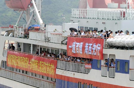 The combined passenger-cargo vessel "New Golden Bridge II" leaves port in Fuzhou, capital of southeast China's Fujian Province, July 13, 2009. The first combined passenger-cargo vessel left the Chinese mainland bound directly for Taiwan Monday morning. It is the maiden voyage after the mainland and Taiwan started direct air and sea transport and postal services last December.