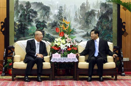 Jia Qinglin (R), chairman of the National Committee of the Chinese People's Political Consultative Conference, meets with Chinese Kuomintang Chairman Wu Poh-hsiung in Changsha, capital of central-south China's Hunan Province, July 10, 2009. (Xinhua/Liu Weibing)