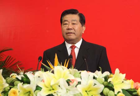 Jia Qinglin, chairman of the National Committee of the Chinese People's Political Consultative Conference, makes a speech at the closing ceremony of the fifth Cross-Straits Economic, Trade and Culture Forum in Changsha, capital of central China's Hunan Province, July 12, 2009. (Xinhua/Xing Guangli)