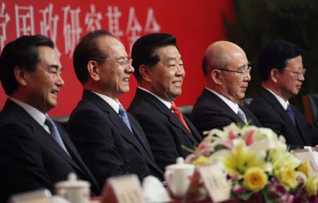 Jia Qinglin (C), chairman of the National Committee of the Chinese People's Political Consultative Conference, attends the closing ceremony of the fifth Cross-Straits Economic, Trade and Culture Forum with Kuomintang (KMT)'s chairman Wu Poh-hsiung (2nd R) in Changsha, capital of central China's Hunan Province, July 12, 2009. (Xinhua/Xing Guangli)