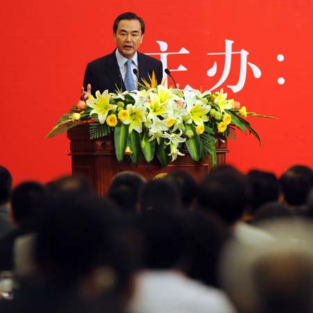 Wang Yi, director of the Communist Party of China (CPC) Central Committee Taiwan Work Office, speaks at the fifth Cross-Straits Economic, Trade and Culture forum held in Changsha, capital of central China's Hunan Province, July 12, 2009. The forum closed here Sunday. (Xinhua/Li Ga)