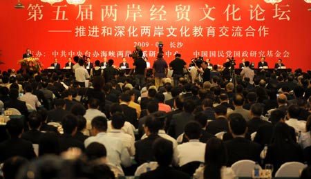 The fifth Cross-Straits Economic, Trade and Culture Forum opens in Changsha, central China's Hunan Province, July 11, 2009. (Xinhua/Li Ga)