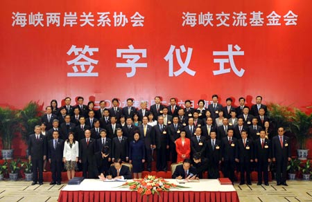 The mainland-based Association for Relations Across the Taiwan Straits (ARATS) President Chen Yunlin (R, Front) and the Taiwan-based Straits Exchange Foundation (SEF) Chairman Chiang Pin-kung (L, Front) sign agreements at a signing ceremony in Nanjing, east China's Jiangsu Province, on April 26, 2009. The Chinese mainland and Taiwan signed here on Sunday afternoon agreements on launching regular flights across the Taiwan Straits, enhancing financial cooperation, and jointly cracking down on crimes and offering mutual judicial assistance.